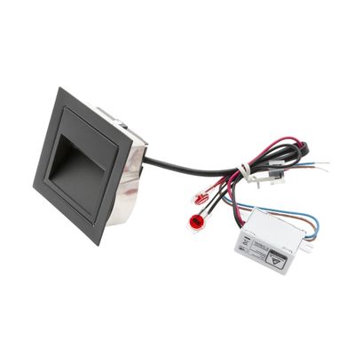 Maniglia quadrata nera a punta di dito con componenti LED integrati e cablaggio collegato per soluzioni di illuminazione moderne.