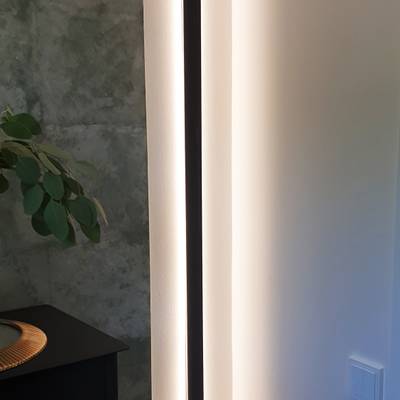 Profilo in alluminio nero, montato verticalmente.