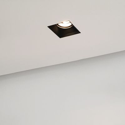 Plafoniera LED quadrata da incasso in un elegante e moderno soffitto bianco.
