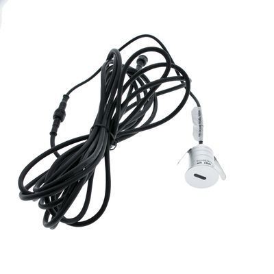 Testo alternativo: 'Cavo nero intrecciato con dispositivo metallico con porta USB ed etichette su sfondo bianco - Accessori per illuminazione a LED disponibili online.