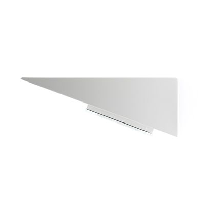 Applique LED minimalista con paralume triangolare bianco, illuminazione d'atmosfera per interni moderni.