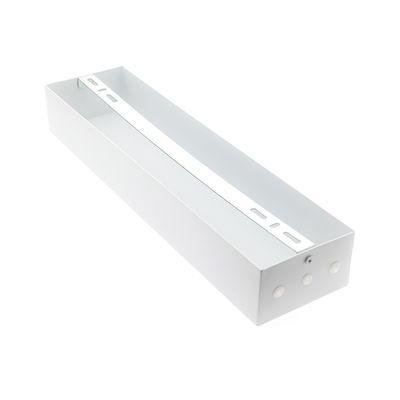 Corpo rettangolare a LED bianco con fessure di ventilazione su base bianca, ideale per installazioni elettriche e di illuminazione.