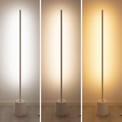 Le moderne lampade da terra in fila portano una luce bianca fredda, bianca neutra e bianca calda su una parete neutra e mostrano la versatilità dei LED.