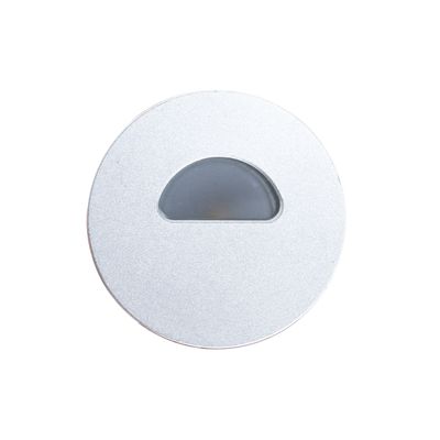 Testo alternativo: "Apparecchio LED rotondo in argento con finestra semicircolare per soluzioni di illuminazione moderne.