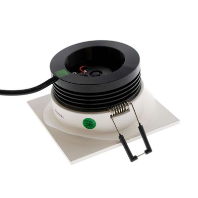 Apparecchio da incasso quadrato a LED bianchi con dissipatore di calore e cavo di alimentazione neri per un'illuminazione commerciale e residenziale efficiente.