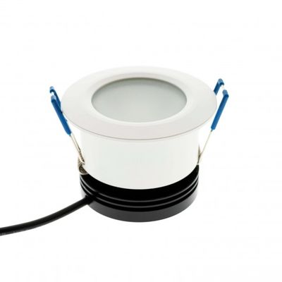 Lampada LED da incasso rotonda bianca con supporti blu e cavo di alimentazione nero. Una soluzione di illuminazione ad alta efficienza energetica per case e aziende moderne.