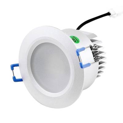 Downlight LED rotondo bianco ad alta efficienza energetica con lente smerigliata, elemento di raffreddamento, connettore a filo nero e clip di montaggio blu.