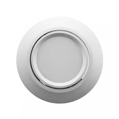 Primo piano di un apparecchio circolare da incasso a LED di colore argento con lente smerigliata su sfondo bianco, che mostra una moderna illuminazione ad alta efficienza energetica.