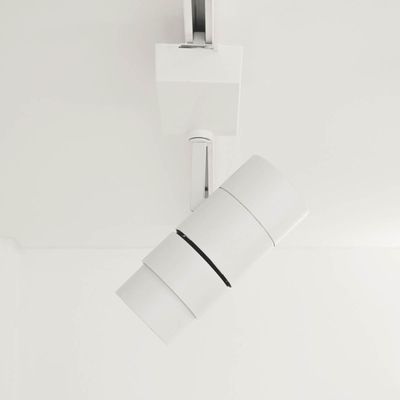 Moderna plafoniera cilindrica bianca dalle linee pulite, installata su un soffitto bianco da un'azienda di illuminazione a LED.