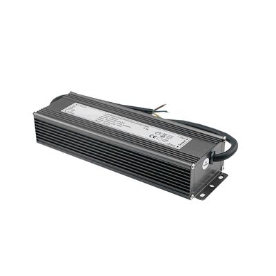 Controller LED con cablaggio, alloggiamento rettangolare nero ed etichetta tecnica sulla parte superiore. Indispensabile per un'alimentazione efficiente dei sistemi di illuminazione a LED.