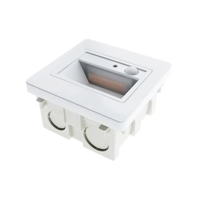 Applique LED rettangolare bianca con sensore di movimento per uso esterno/interno, presentata su sfondo bianco. Soluzione di illuminazione moderna ed efficiente dal punto di vista energetico.