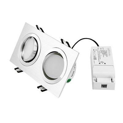 Doppio downlight LED rettangolare da incasso con finitura metallica, sfondo nero, componente elettrica bianca per soluzioni di illuminazione moderne.