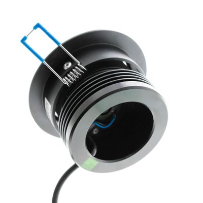 Primo piano di un downlight LED da incasso nero con dissipatore di calore visibile e clip di montaggio blu. Perfetto per soluzioni di illuminazione moderne ed efficienti.