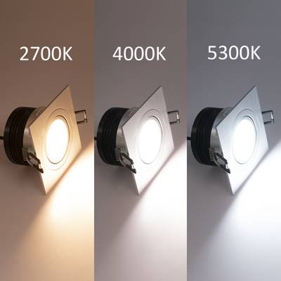 Tre luci LED quadrate di colore bianco caldo (2700K), bianco neutro (4000K) e bianco freddo (5300K) da sinistra a destra.