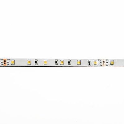 Striscia luminosa a LED in primo piano su sfondo bianco, che mette in evidenza le singole luci LED e i dettagli del circuito per le moderne soluzioni di illuminazione a risparmio energetico.