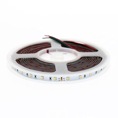 Le strisce LED a spirale con diodi visibili e fili rossi e neri sono ideali per soluzioni di illuminazione efficienti.