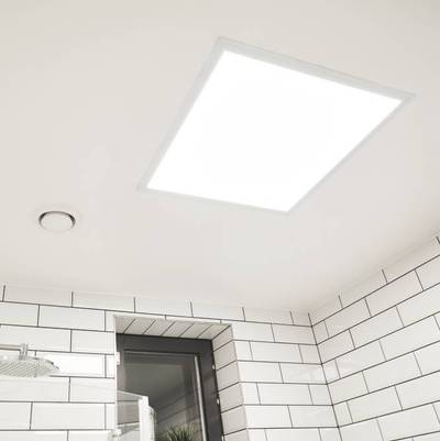Luminoso apparecchio a pannello a LED montato sul soffitto di un bagno piastrellato bianco con finestra e ventilatore, che fornisce un'illuminazione efficiente dal punto di vista energetico.