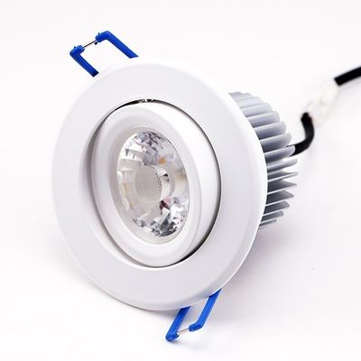 Downlight LED da incasso con cornice bianca, lente a vista, staffe blu e connettore nero; illuminazione a risparmio energetico per spazi moderni.