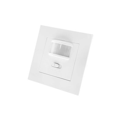 Sensore di movimento a LED bianco montato a parete con interruttore on/off per un controllo dell'illuminazione a risparmio energetico e funzioni di sicurezza avanzate.
