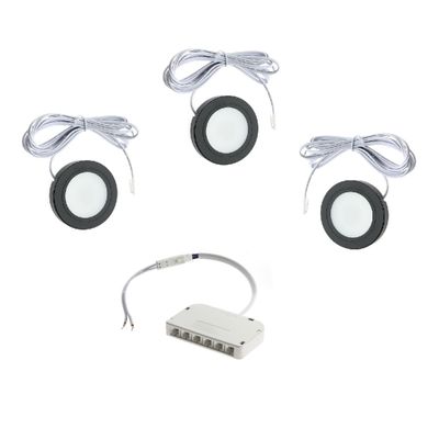 Kit di luci a LED con lampade rotonde, cavi di collegamento e alimentatore multiplo.