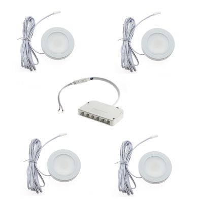 Un set di quattro luci a disco LED circolari con cavi collegati a un hub centrale di distribuzione dell'energia bianca per soluzioni di illuminazione efficienti.