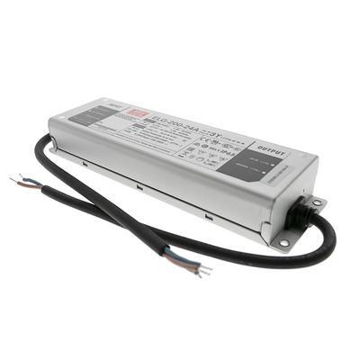 "Controller LED rettangolare in metallo con cavo nero e fili visibili su sfondo bianco - perfetto per un'illuminazione LED efficiente".