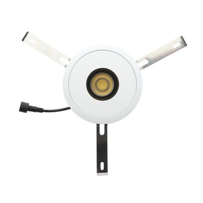 Vista frontale di una plafoniera LED rotonda con clip in metallo e filo nero, ideale per soluzioni di illuminazione moderne.