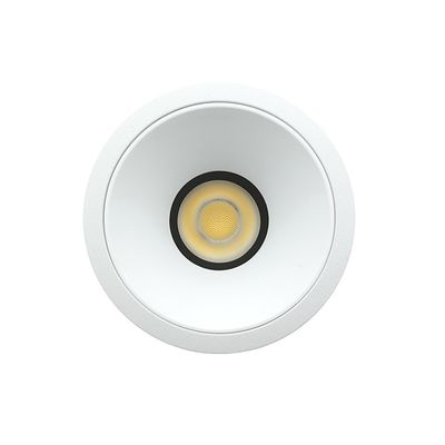 Primo piano di una lampada LED da incasso a soffitto, design circolare, lampadina incandescente; una soluzione di illuminazione ad alta efficienza energetica per interni moderni.