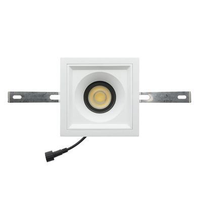 Apparecchio LED quadrato da incasso con corpo bianco, staffe regolabili, lampadina rotonda e cavo di alimentazione nero per soluzioni di illuminazione moderne.