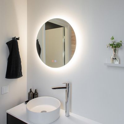 Specchio rotondo retroilluminato a LED, lavabo a vasca e illuminazione d'atmosfera per il bagno con dettagli moderni