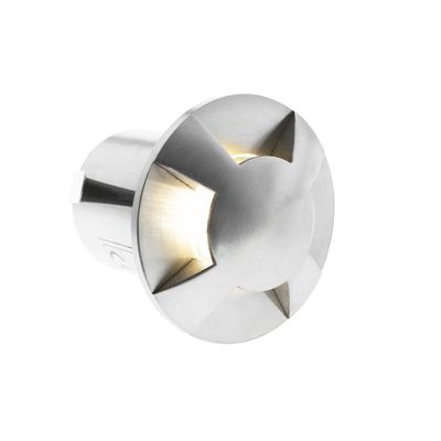 Lampada da incasso a LED in metallo color argento con copertura rotonda a forma di croce che emette una luce calda. Perfetta per soluzioni di illuminazione eleganti ed efficienti dal punto di vista energetico.