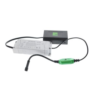 Controller LED con connettori, cavi e scatola di controllo. Include porte di ingresso/uscita per il collegamento delle luci LED. Indispensabile per un'installazione efficiente dell'illuminazione a LED.