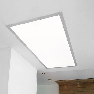 Moderna plafoniera rettangolare a LED bianchi che illumina l'ambiente con una luce ad alta efficienza energetica.