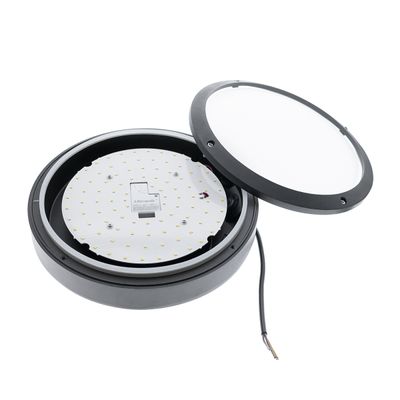 Plafoniera LED rotonda con alloggiamento nero aperto, cablaggio visibile e circuito stampato con diverse piccole lampadine LED dal design moderno.