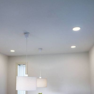 Diversi pannelli circolari a LED incassati per fornire un'illuminazione generale uniforme e di alta qualità.