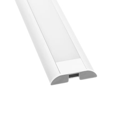Primo piano di un diffusore per strip LED bianco con copertura trasparente, che mostra il profilo finale. Perfetto per soluzioni di illuminazione moderne.