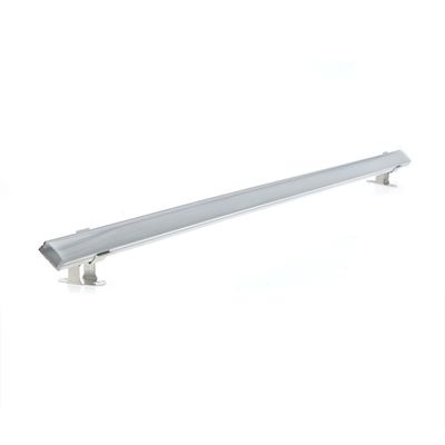 Lampada da parete a LED in metallo argentato con due staffe, design moderno su sfondo bianco.