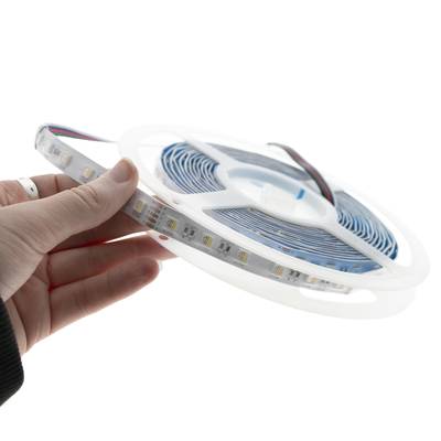 La mano presenta una striscia LED attorcigliata con una bobina bianca e mette in evidenza le soluzioni di illuminazione ad alta efficienza energetica del nostro negozio di illuminazione LED.
