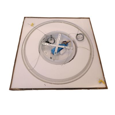 Componenti e cavi per plafoniere in una scatola, che presenta una soluzione di illuminazione a LED per interni moderni.