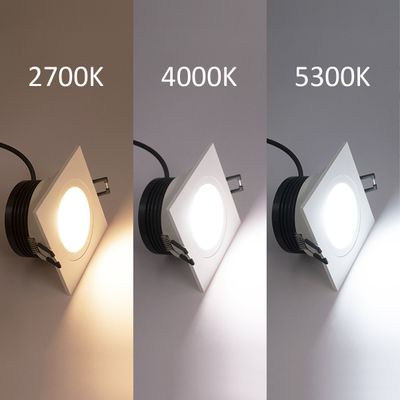 Tre luci LED in apparecchi quadrati con temperature di colore di 2700K caldo, 4000K neutro e 5300K freddo offrono opzioni di illuminazione versatili.
