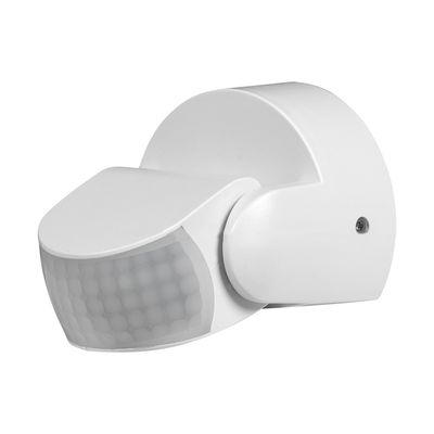Elegante sensore di movimento bianco con design curvo e motivo esagonale, montato su una staffa a parete per migliorare il controllo e la sicurezza dell'illuminazione a LED.