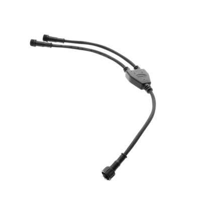Sdoppiatore a Y nero per cavi LED con tre connettori su sfondo bianco, ideale per espandere i sistemi di illuminazione a LED e aggiungere flessibilità.