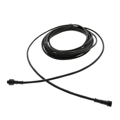 Cavo a doppino nero con doppio connettore su sfondo bianco per soluzioni di illuminazione a LED.