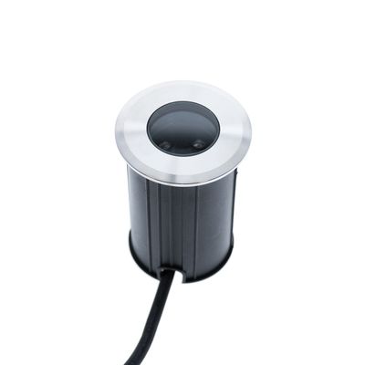 Lampada da terra a LED per esterni, di forma cilindrica e di colore nero, con cavo collegato, per illuminare sentieri e spazi verdi.