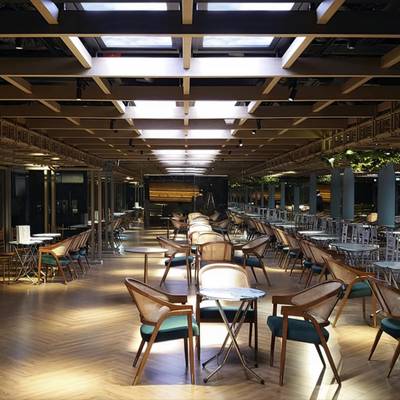 Ristorante moderno con luce naturale, illuminazione d'accento a LED e sala da pranzo ben illuminata.