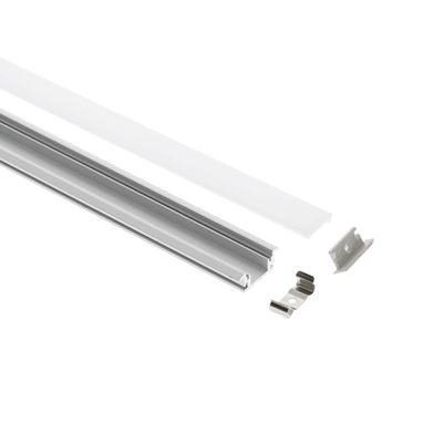 Kit di canaline LED in alluminio con copertura traslucida e clip di montaggio, disaccoppiato con sfondo bianco per soluzioni di illuminazione.