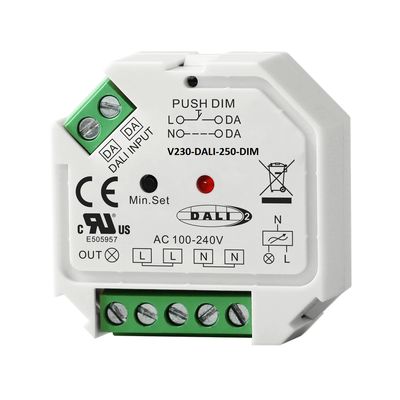 Dispositivo DALI DIM con connettori verdi e porte di ingresso/uscita etichettate in un alloggiamento bianco per soluzioni avanzate di controllo dell'illuminazione.