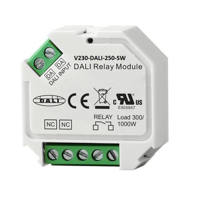 Primo piano di un modulo relè DALI con connettori verdi e dettagli dell'etichetta in un elegante alloggiamento bianco, ideale per un controllo efficiente dell'illuminazione a LED.