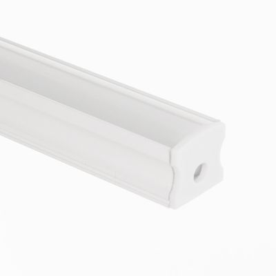 Primo piano di un profilo in alluminio bianco.