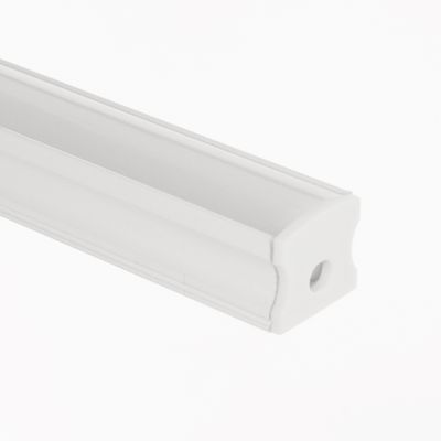 Primo piano di un profilo alto in alluminio bianco.